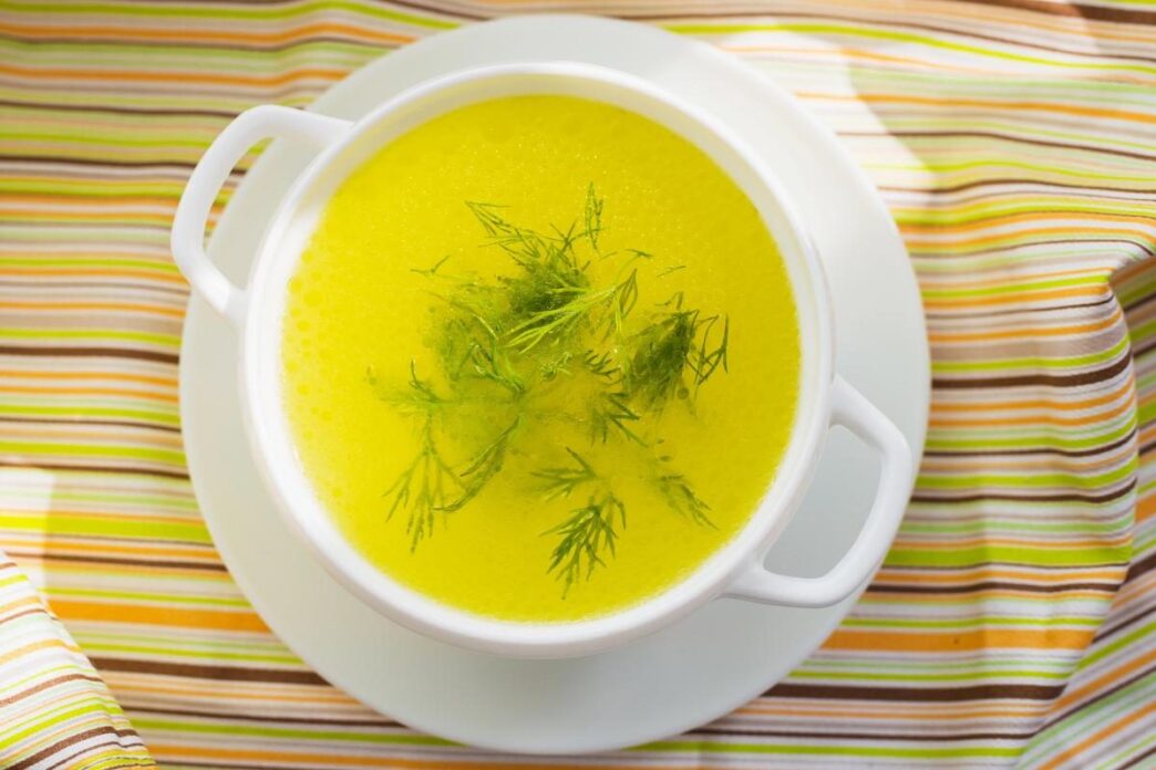 фото: бульйон у тарілці на столі – як варити бульйон