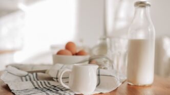 фото: молоко у склянці на столі – молоко для дорослих