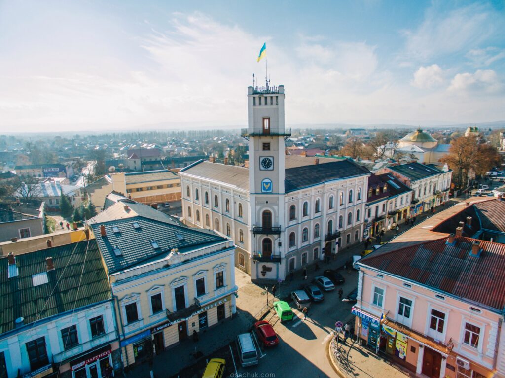 фото: панорама Коломиї – культурні містечка України