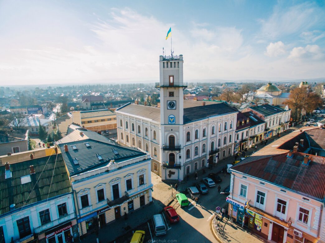 фото: панорама Коломиї – культурні містечка України