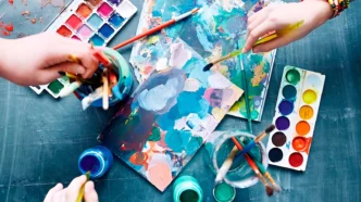 фото: фарби та малюнки, пензлики у руках – арттерапія