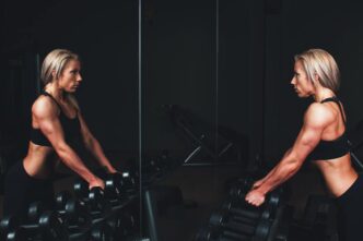 фото: жінка тренується у спортзалі – спорт на голодний шлунок