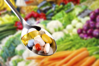 фото: пігулки на ложці і продукти – харчування і медикаменти