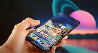 фото: смартфон у руках – як почистити телефон