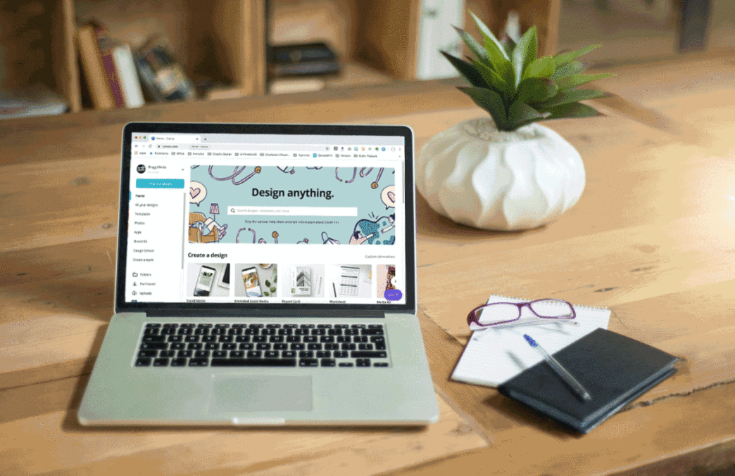 фото: ноутбук на столі – візуал в Canva