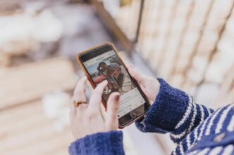 фото: телефон у руках з відкритим Instagram - як продавати в Instagram