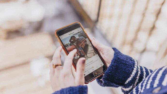 фото: телефон у руках з відкритим Instagram - як продавати в Instagram