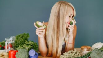 фото: дівчина з довгим волоссям і здорові продукти – харчування для волосся