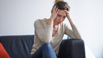 фото: жінка у стресі – реакція організму на втрату