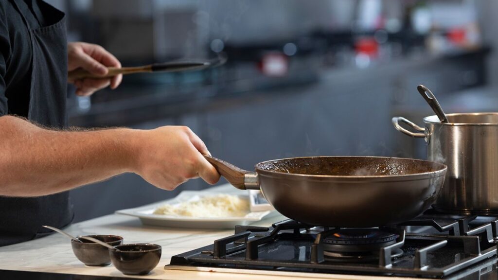 фото: сковорідка з олією на плиті – температурні режими олій