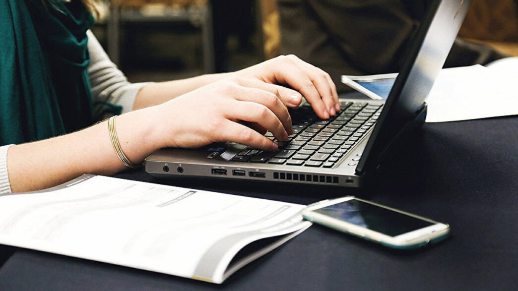 фото: людина за компʼютером – інфопродукти у PDF