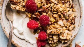 фото: гранола з йогуртом і малиною – домашня гранола