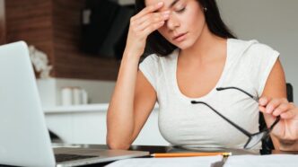фото: втомлена жінка за компʼютером – тривожність і дефіцит магнію