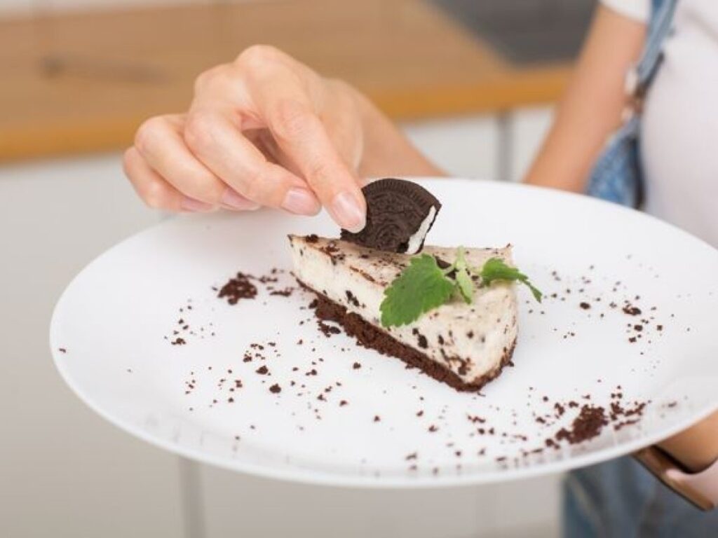 фото: торт на тарілці - їжа з порожніми калоріями