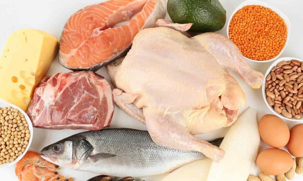 фото: курятина, риба, мʼясо, яйця, сир – продукти, які містять білок