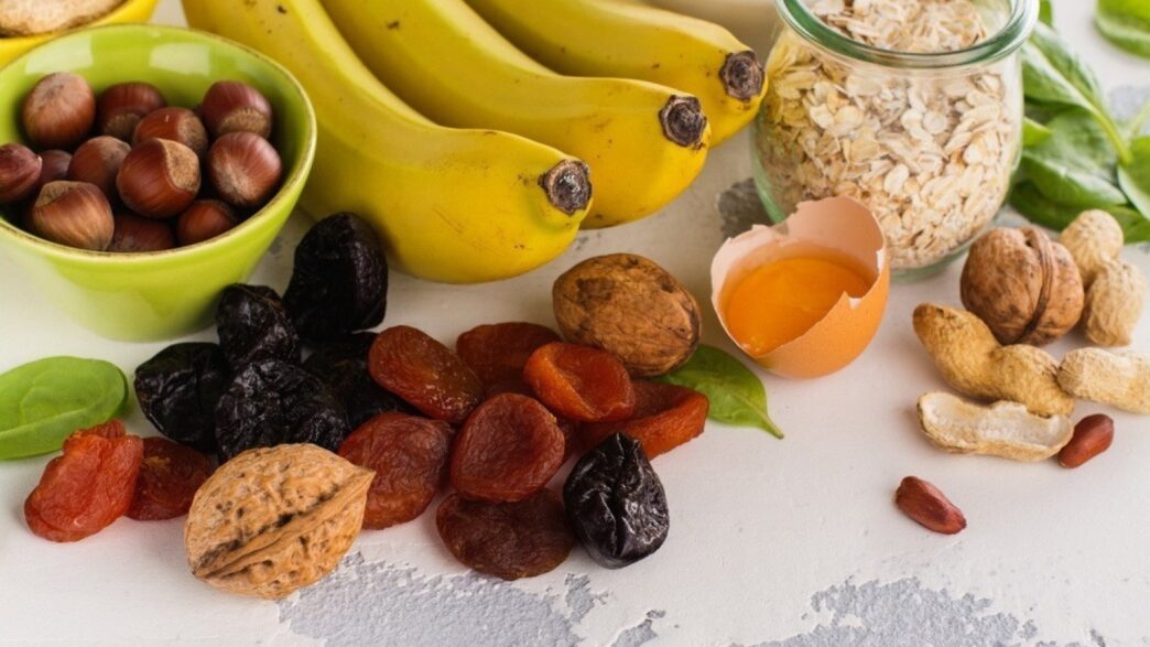 фото: банани, сухофрукти, горіхи, яйця – продукти для настрою