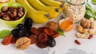 фото: банани, сухофрукти, горіхи, яйця – продукти для настрою