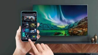 фото: смартфон і телевізор – стрімінгові платформи