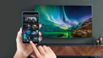 фото: смартфон і телевізор – стрімінгові платформи