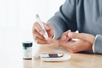 фото: вимірювання цукру в крові – кому потрібен глюкометр