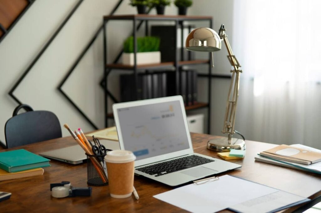 фото: робоче з місце з ноутбуком – як будувати особистий бренд