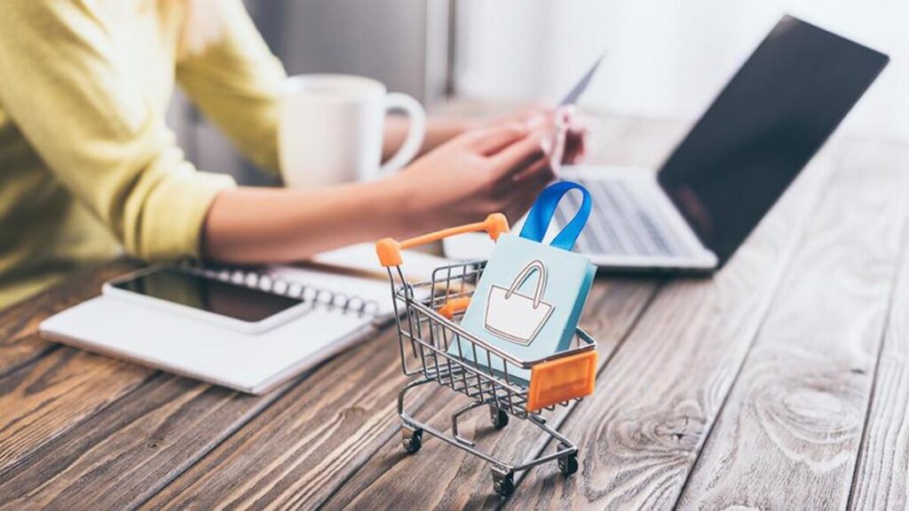 фото: людина купує товари за компʼютером – як працює персональний закупник
