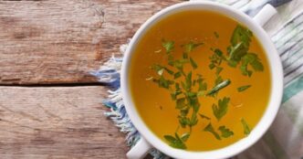 фото: бульйон у тарілці – гіалуронка у продуктах