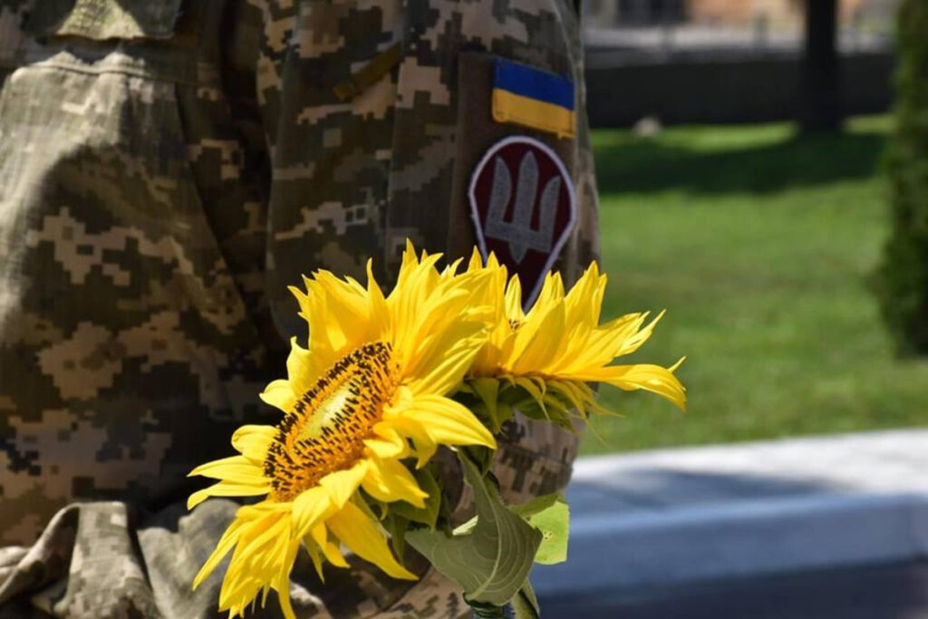 фото: український військовий і сонях – День памʼяті 29 серпня