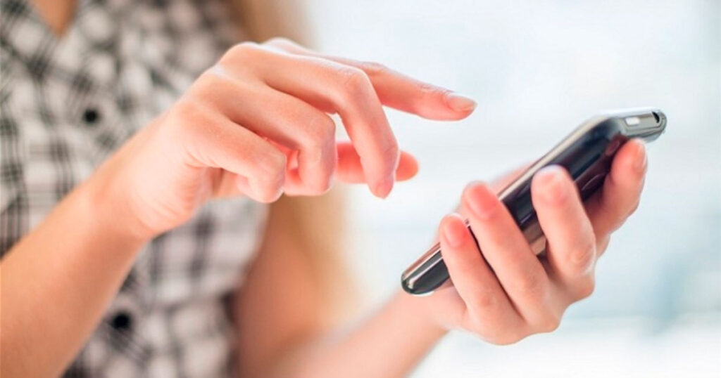 фото: смартфон у руках - чатбот