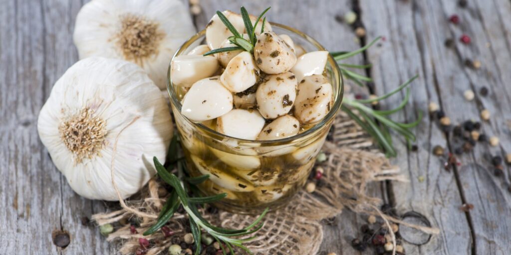 фото: маринований часник у банці - користь маринованого часника