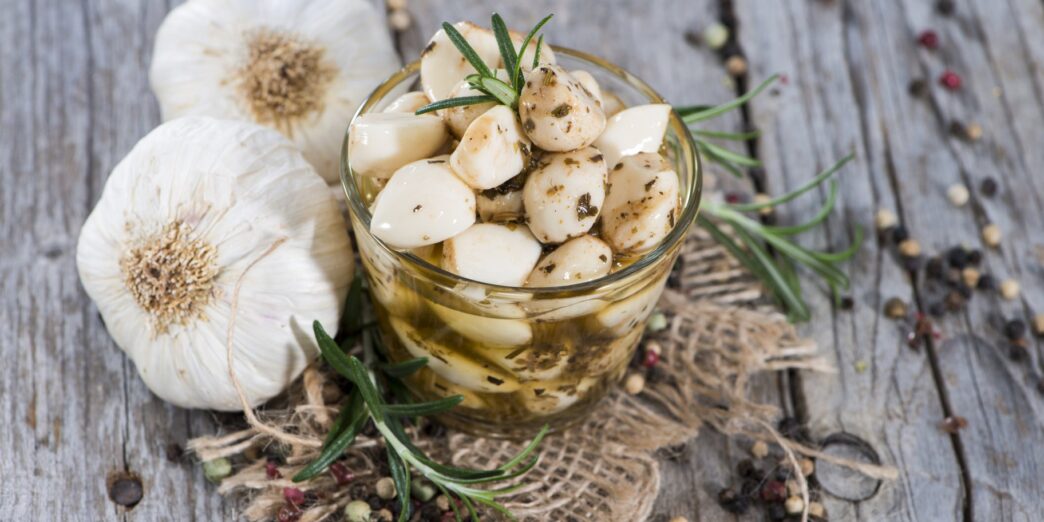 фото: маринований часник у банці - користь маринованого часника