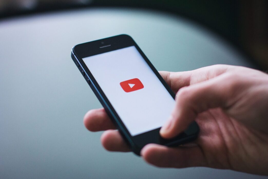 фото: телефон у руках – YouTube Shorts