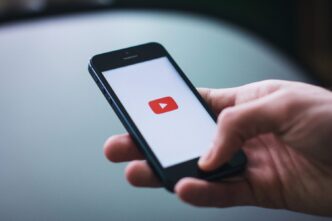 фото: телефон у руках – YouTube Shorts