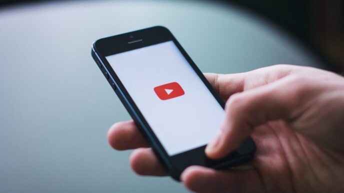 фото: телефон у руках – YouTube Shorts