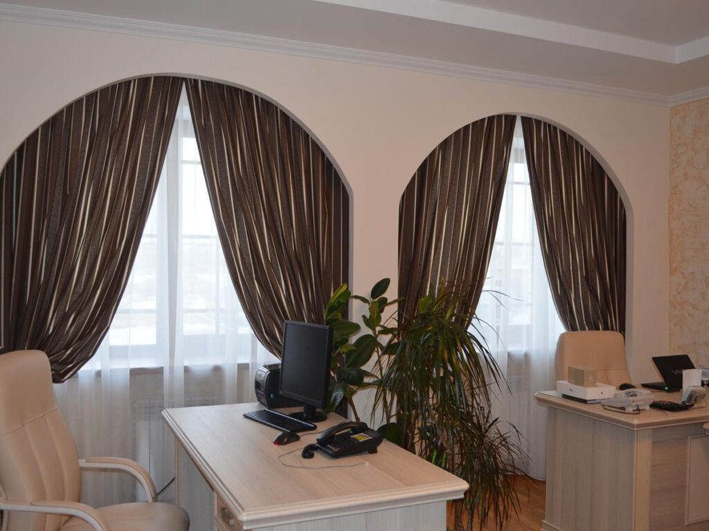 фото: штори на вікні-арці – дизайн вікон