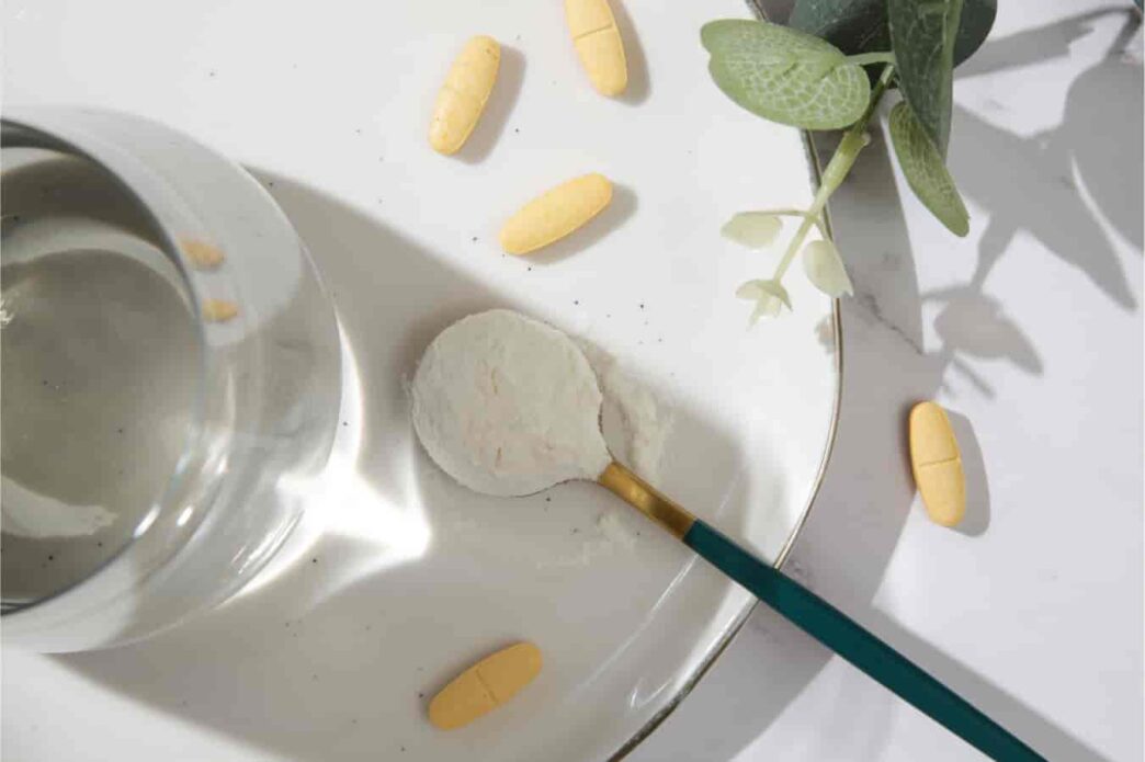 фото: сірка у ложці на столі – користі сірки для краси