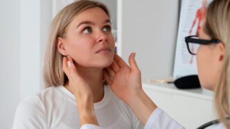 фото: лікар перевіряє щитоподібну залозу