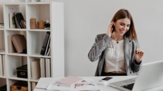 фото: жінка біля робочого стола – бізнес у 2025 році