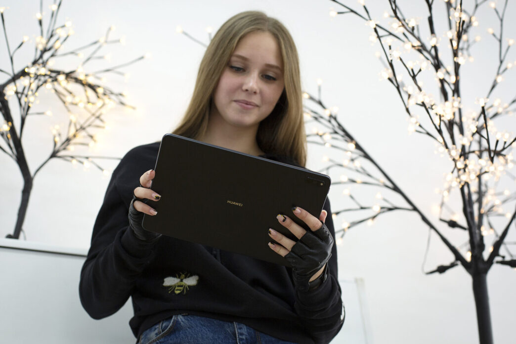 фото: дівчина з планшетом у руках