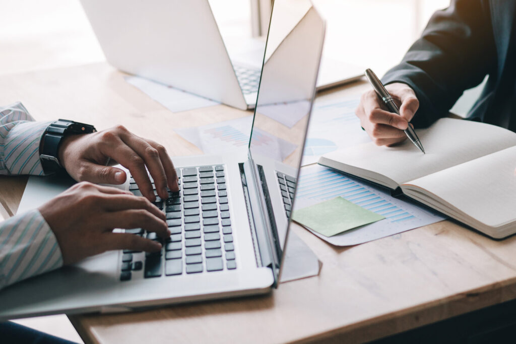 фото: люди за компʼютером – резюме