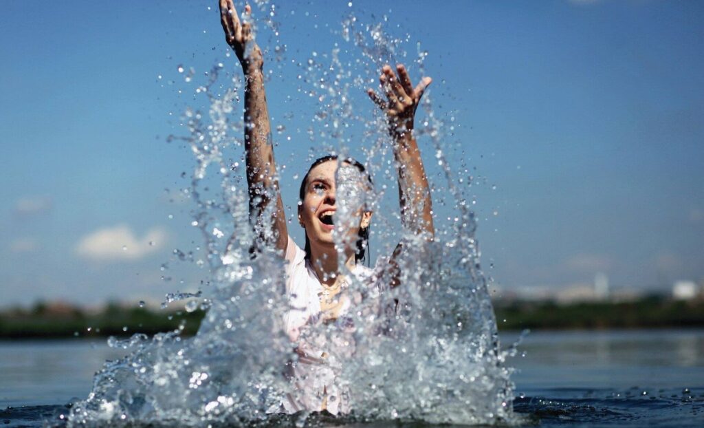 фото: дівчина у воді – вплив загартовування на здоровʼя