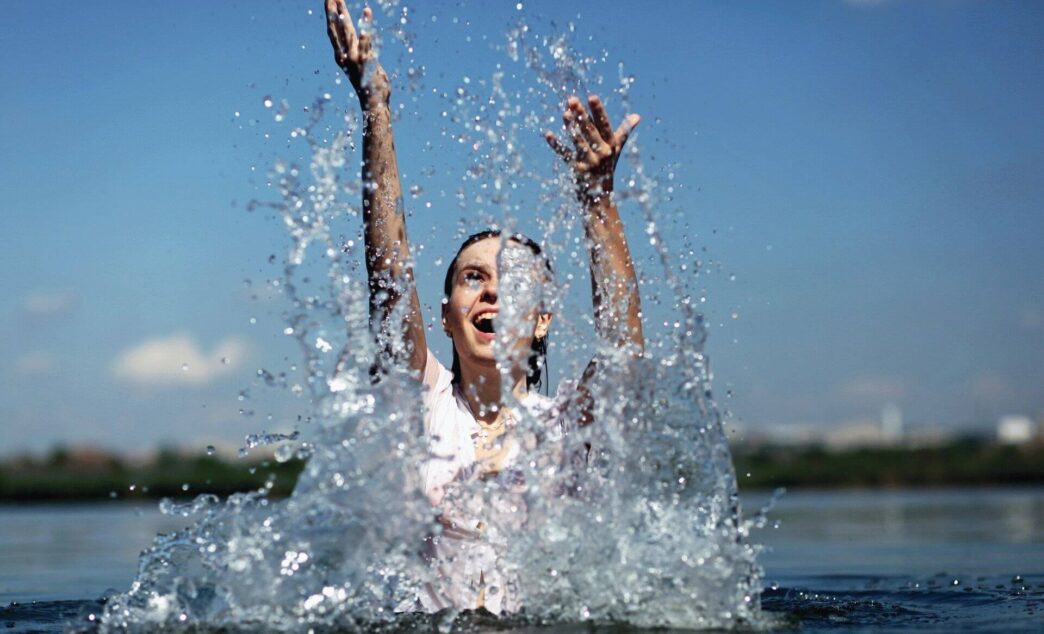 фото: дівчина у воді – вплив загартовування на здоровʼя