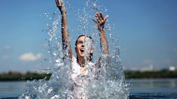 фото: дівчина у воді – вплив загартовування на здоровʼя