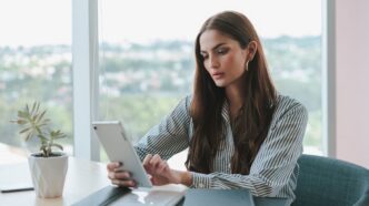 фото: жінка за компʼютером - дропшипінг