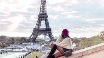 фото: дівчина на фоні Ейфелевої вежі - мандрівка без гіда