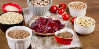 фото: печінка, помідори – продукти, які містять мідь