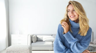 фото: жінка в оверсайз светрі – як носити оверсайз