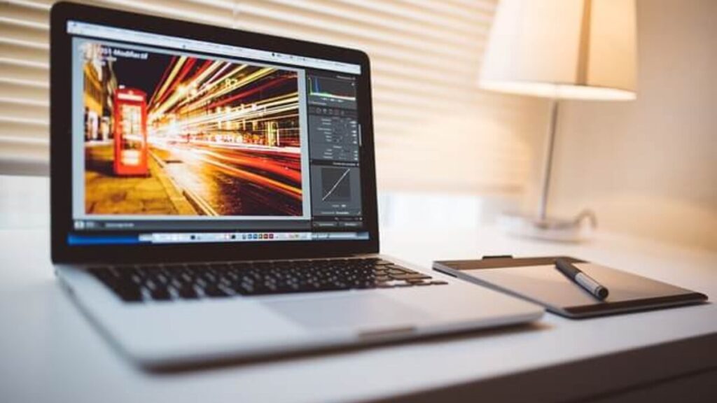 фото: ноутбук на столі – вибір техніки