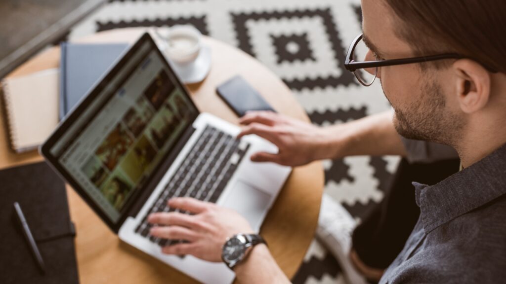 фото: чоловік за ноутбуком –створення особистого бренду в LinkedIn
