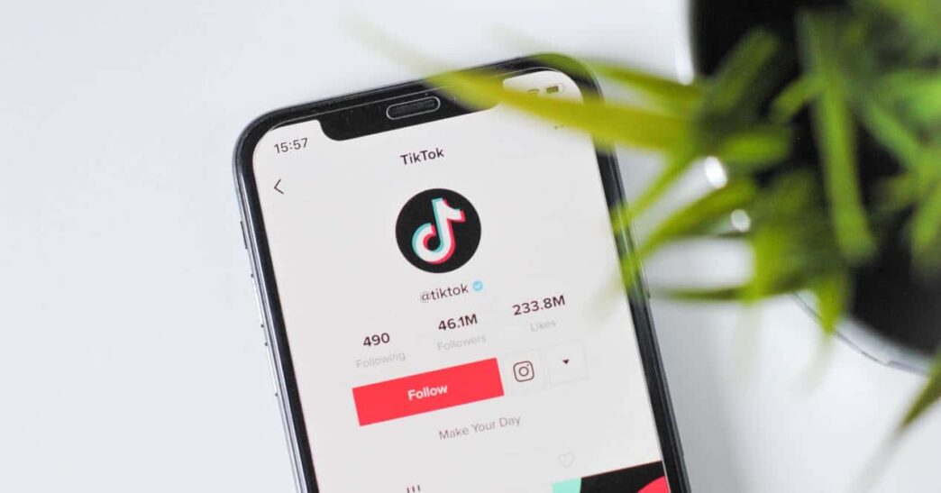 фото: смартфон з TikTok – як вести бізнес у TikTok